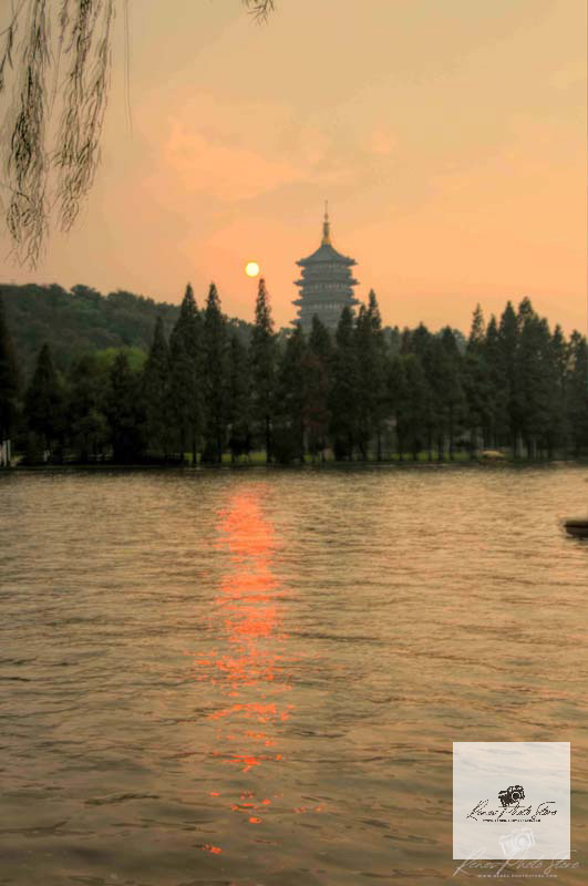 Leifeng Pagoda over West Lake in Hangzhou | Sunset Waterscape Phot
